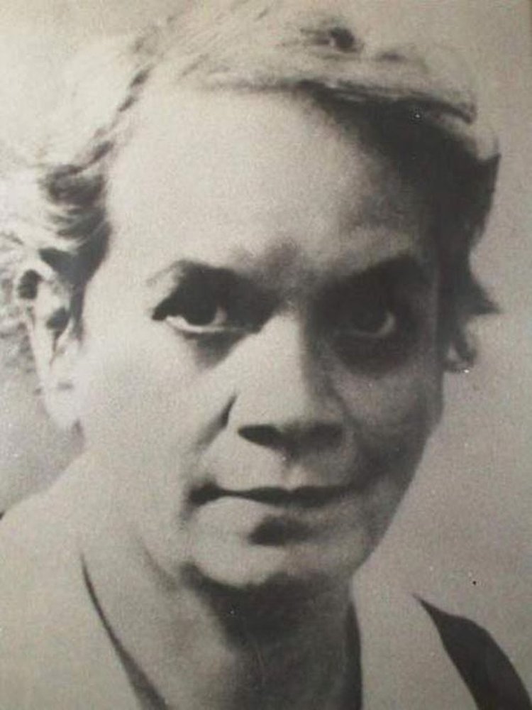 Retrato en blanco y negro de Carmen Lyra en su madurez.